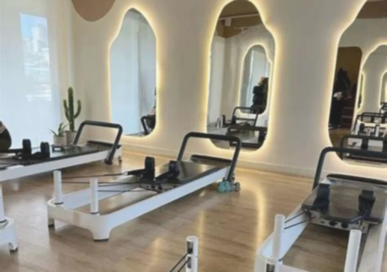 Dettaglio soft focus di attrezzature Pilates Reformer